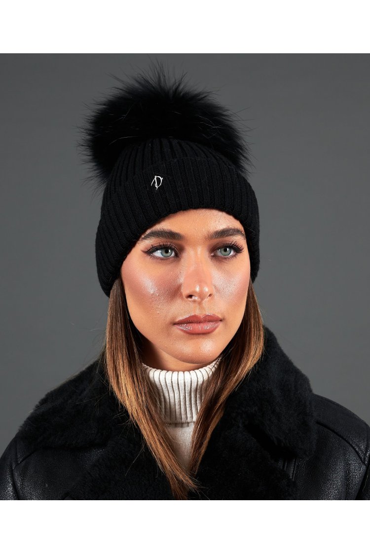 Cappello in lana nera con pompon in pelliccia nera