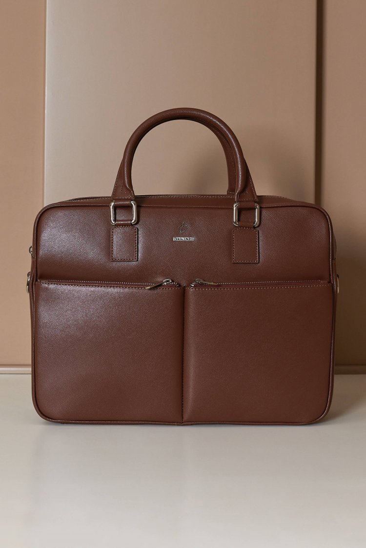 Borsa Ventiquattrore in pelle di vitello marrone saffiano con doppia tasca