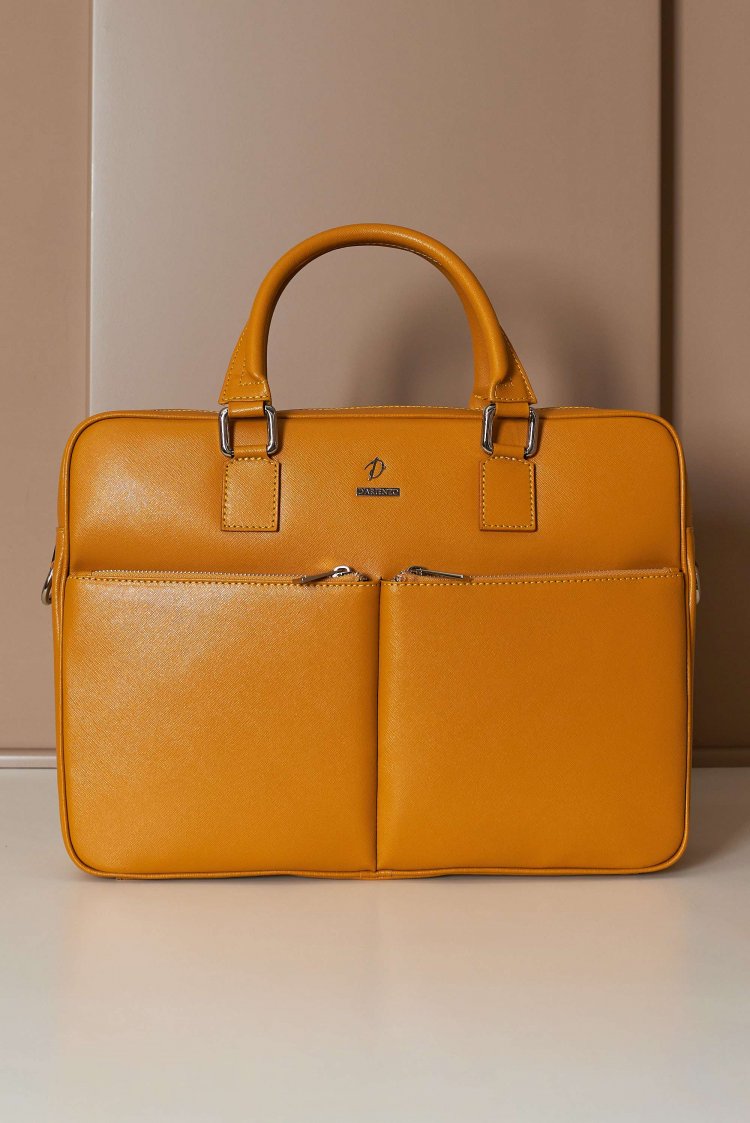 Borsa Ventiquattrore in pelle di vitello ocra saffiano con doppia tasca