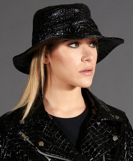 Cappello da donna in pelle nera laminata stile secchiello